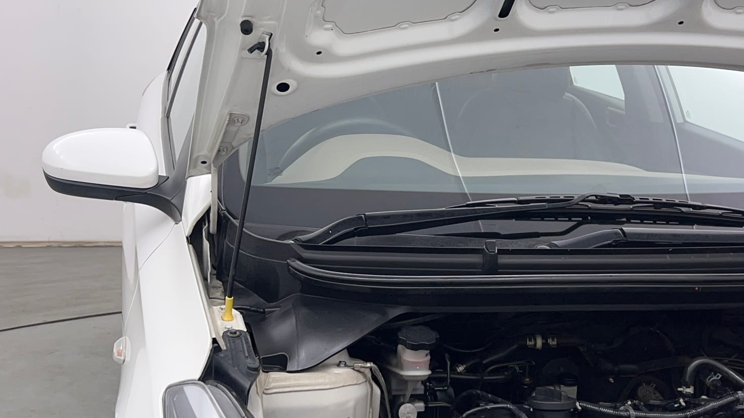 Used 2019 Hyundai Elite i20 Magna Plus 1.2 Petrol Manual engine ENGINE RIGHT SIDE HINGE & APRON VIEW