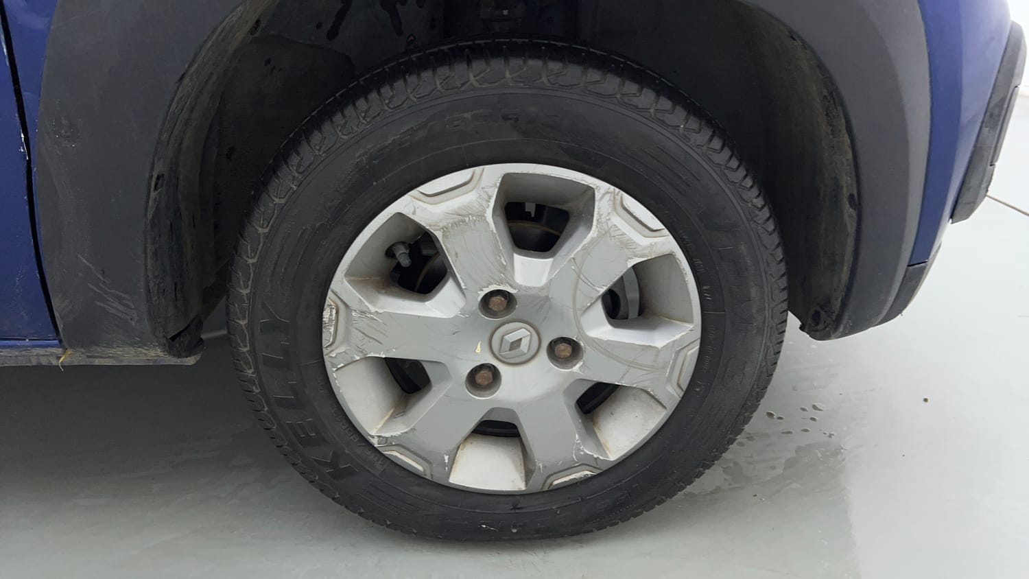 Used 2017 Renault Kwid CLIMBER 1.0 AMT Petrol Automatic tyres RIGHT FRONT TYRE RIM VIEW