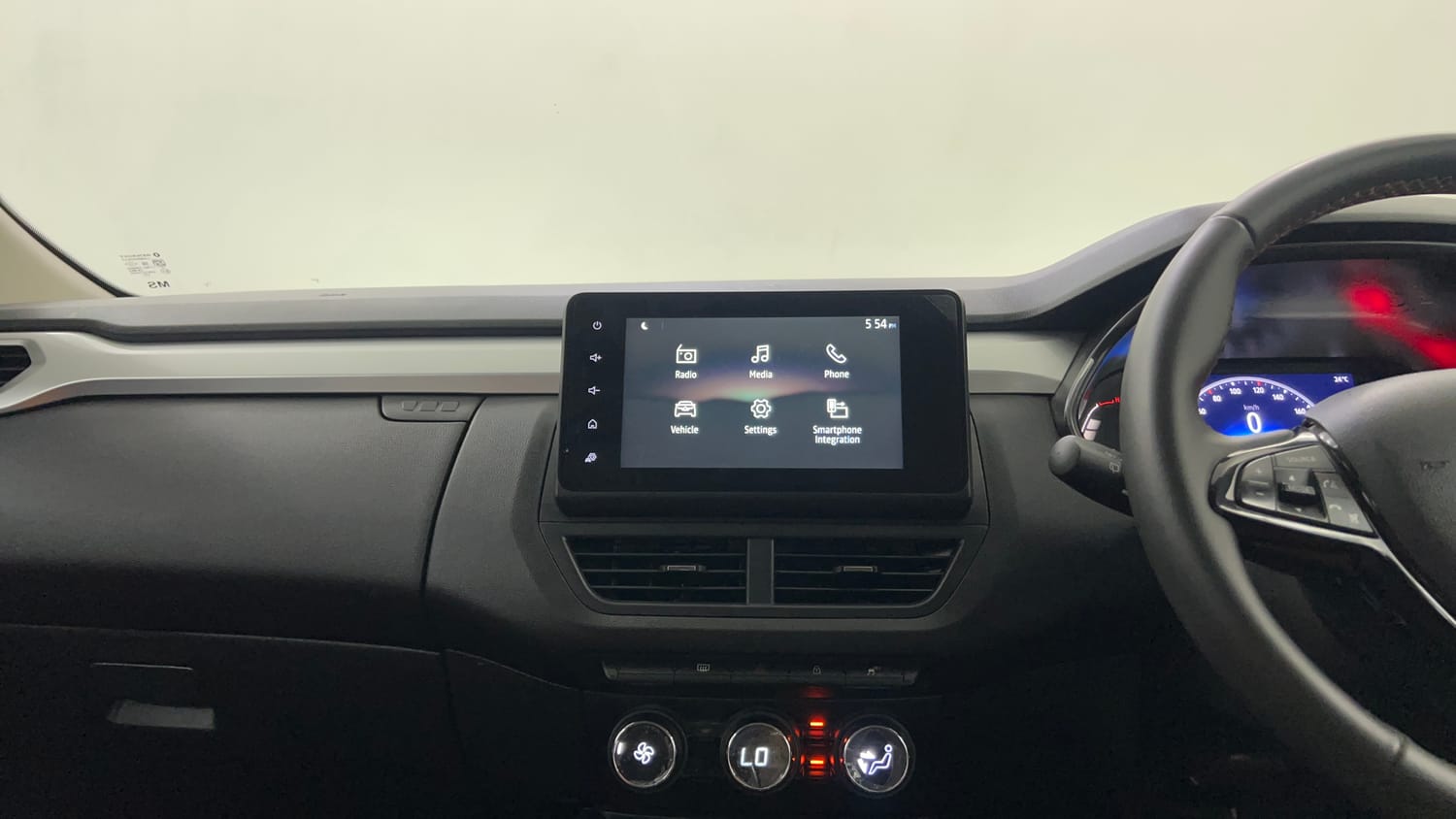 Used 2024 Renault Kiger RXZ Turbo CVT Dual Tone Petrol Automatic interior MUSIC SYSTEM & AC CONTROL VIEW