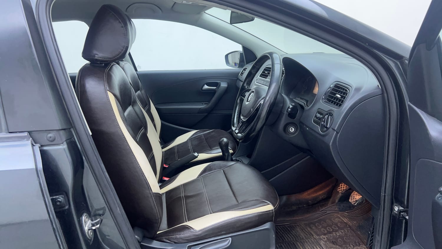 Used 2017 Volkswagen Polo Comfortline 1.5L (D) Diesel Manual interior RIGHT SIDE FRONT DOOR CABIN VIEW