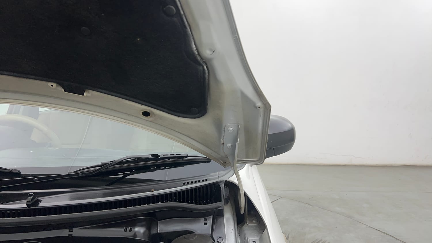 Used 2012 Maruti Suzuki Swift LXi Petrol Manual engine ENGINE LEFT SIDE HINGE & APRON VIEW