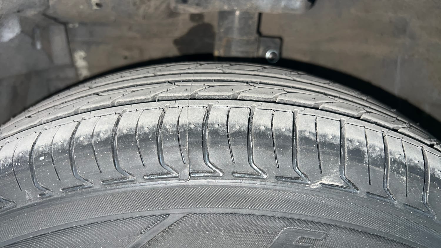 Used 2012 Maruti Suzuki Swift LXi Petrol Manual tyres LEFT FRONT TYRE TREAD VIEW