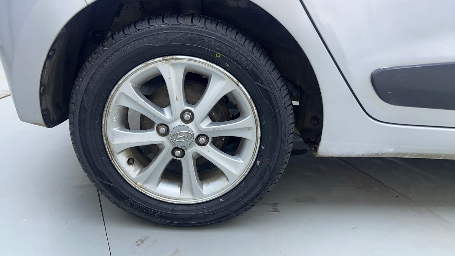 Used 2014 Hyundai Grand i10 Asta AT 1.2 Kappa VTVT Petrol Automatic tyres RIGHT REAR TYRE RIM VIEW