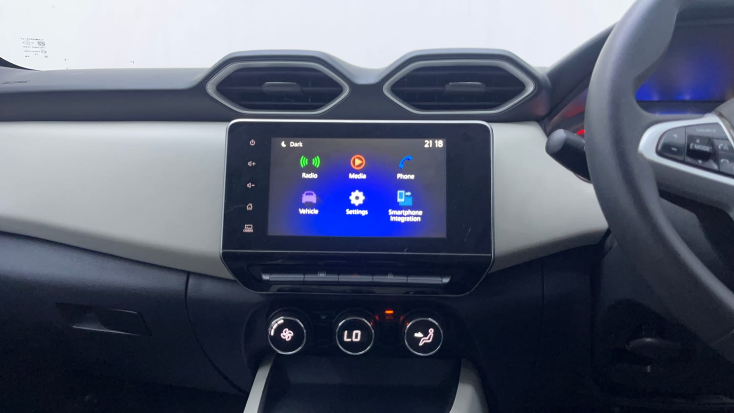 Used 2021 Nissan Magnite XV Dual Tone Petrol Manual interior MUSIC SYSTEM & AC CONTROL VIEW