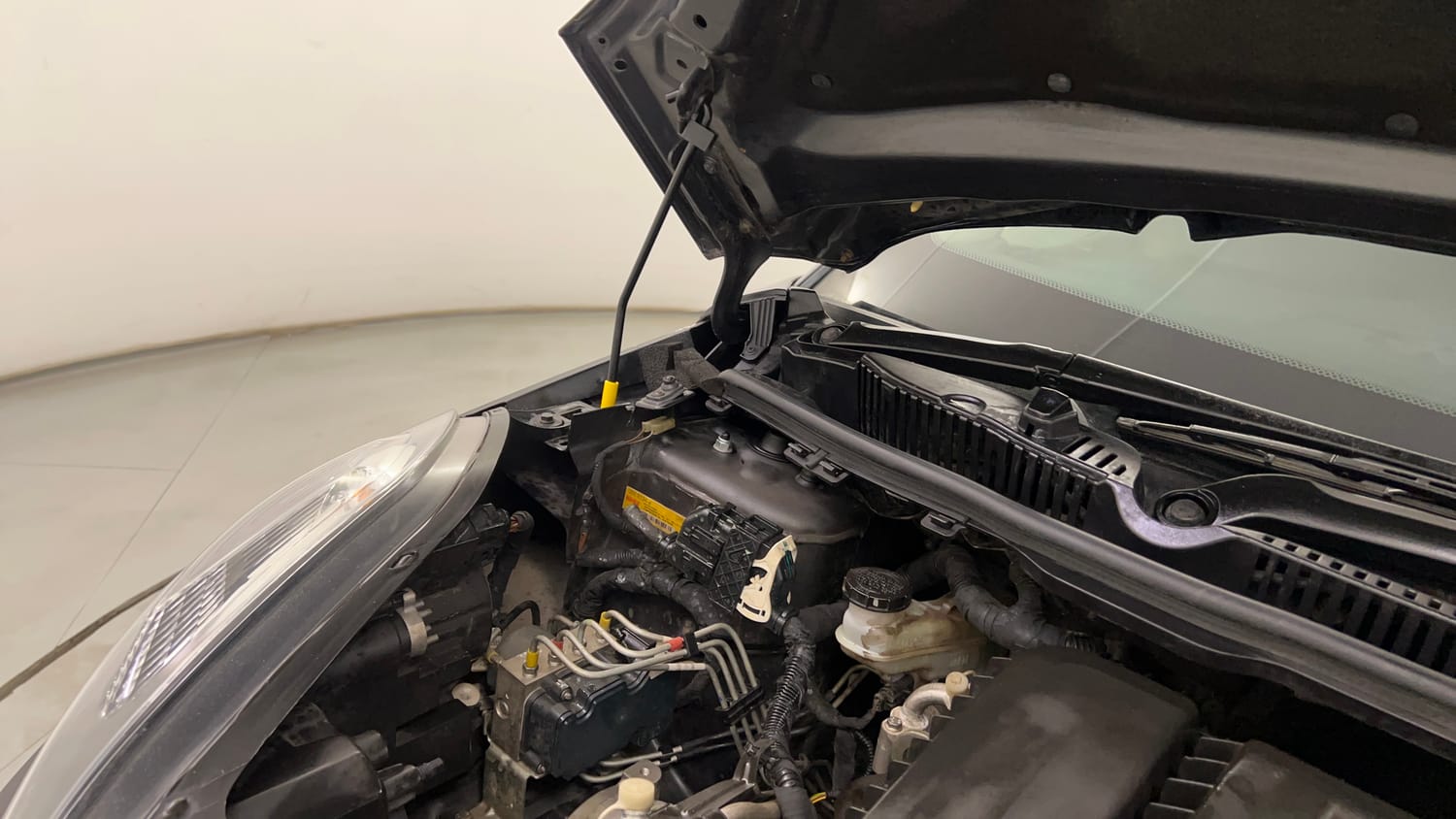 Used 2019 Tata Nexon XZA Plus Diesel Diesel Automatic engine ENGINE RIGHT SIDE HINGE & APRON VIEW