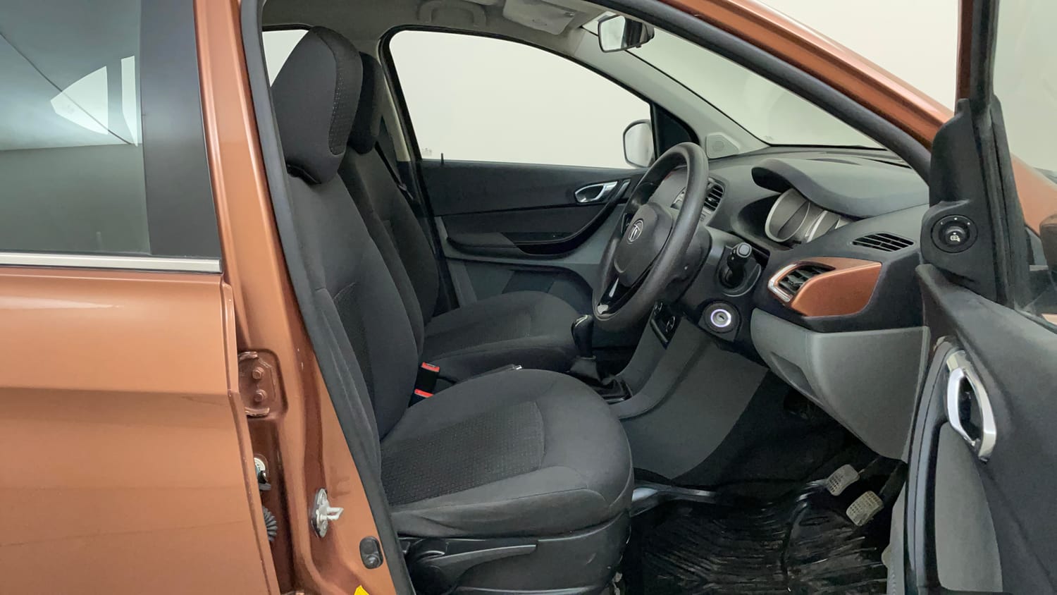 Used 2017 Tata Tigor Revotron XZ (O) Petrol Manual interior RIGHT SIDE FRONT DOOR CABIN VIEW