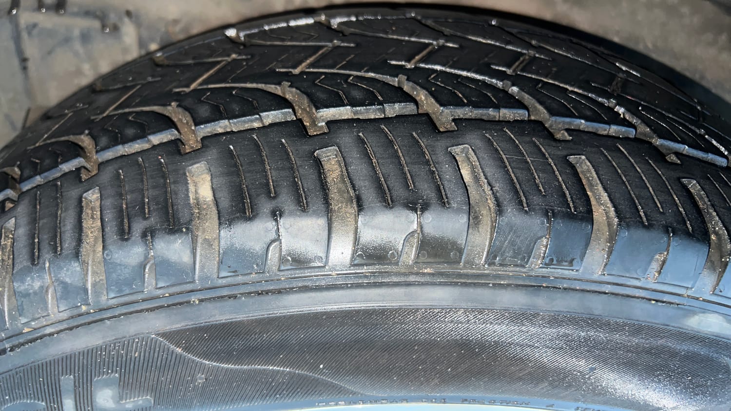 Used 2017 Tata Hexa XTA 4x2 7 STR Diesel Automatic tyres RIGHT REAR TYRE TREAD VIEW