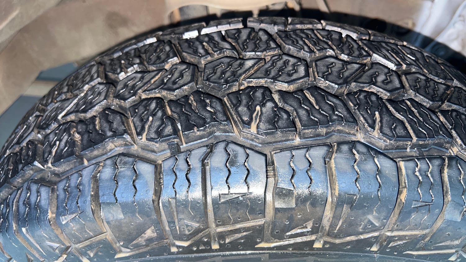 Used 2023 Maruti Suzuki Jimny Alpha AT Petrol Automatic tyres RIGHT FRONT TYRE TREAD VIEW