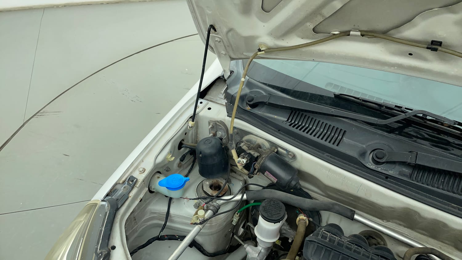 Used 2018 Maruti Suzuki Alto 800 LXi Petrol Manual engine ENGINE RIGHT SIDE HINGE & APRON VIEW