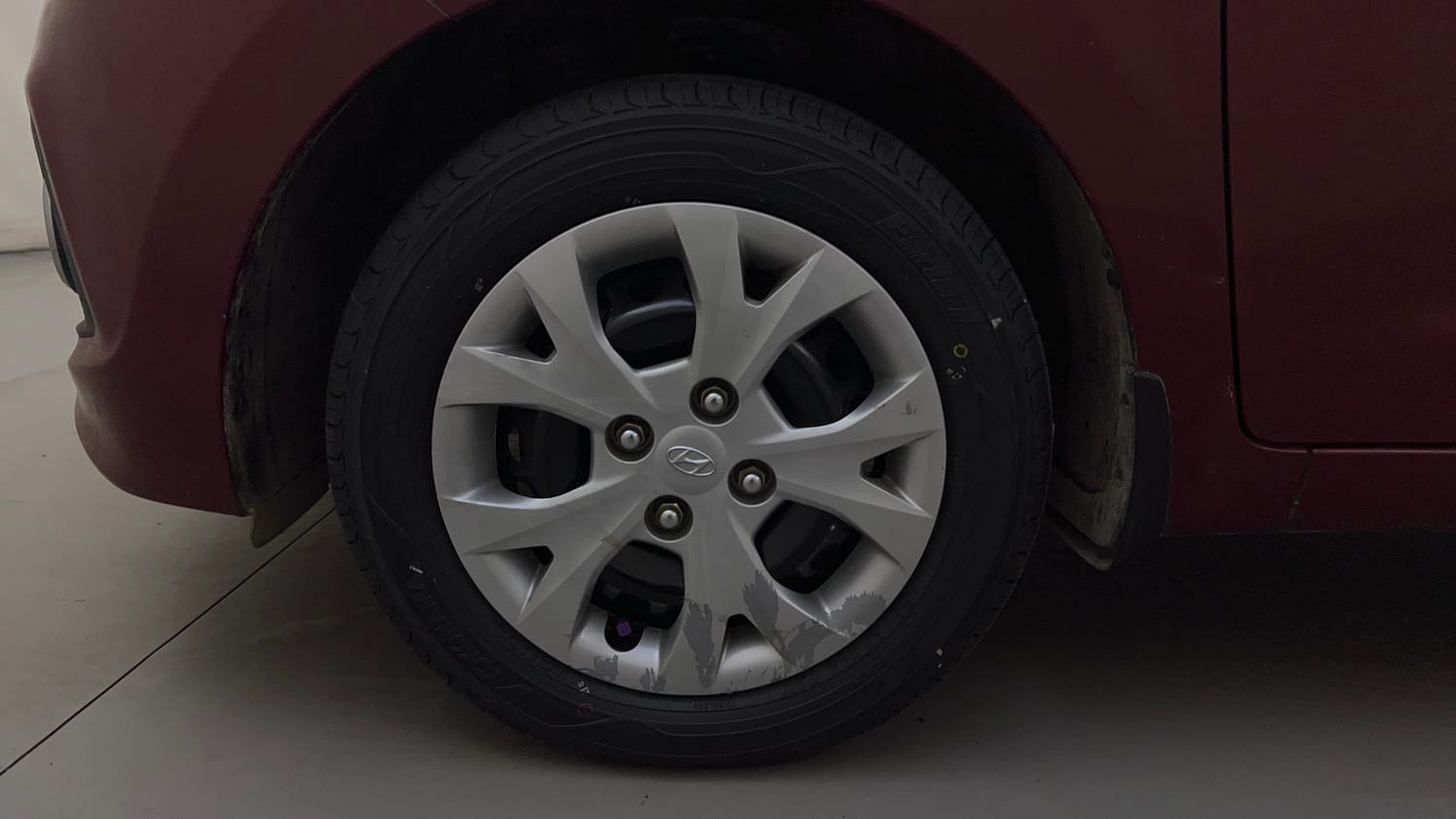 Used 2017 Hyundai Grand i10 Magna AT 1.2 Kappa VTVT Petrol Automatic tyres LEFT FRONT TYRE RIM VIEW