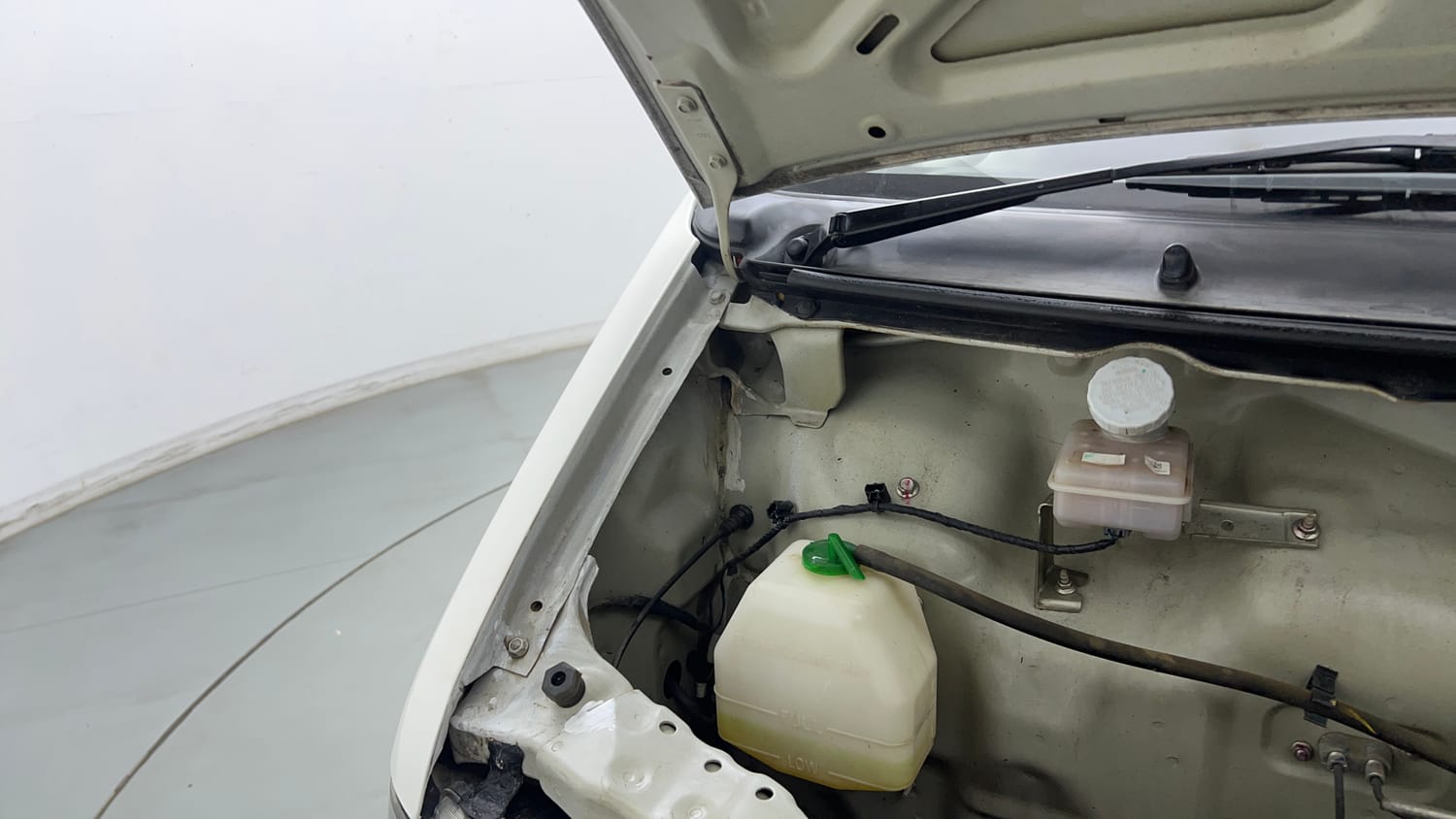 Used 2022 Maruti Suzuki Eeco 5 STR AC (O) Petrol Manual engine ENGINE RIGHT SIDE HINGE & APRON VIEW