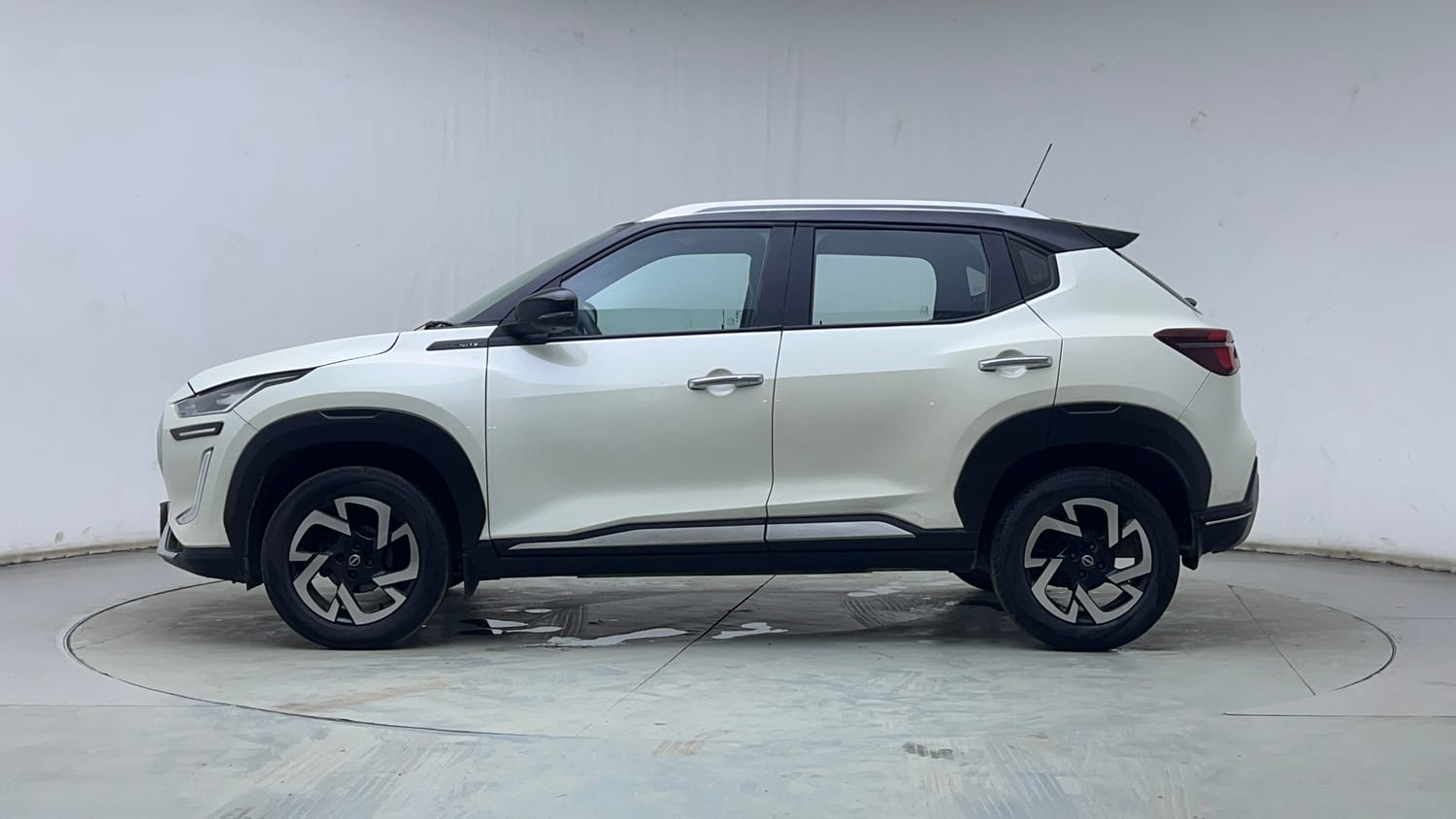 Used 2021 Nissan Magnite XV Dual Tone Petrol Manual exterior LEFT SIDE VIEW