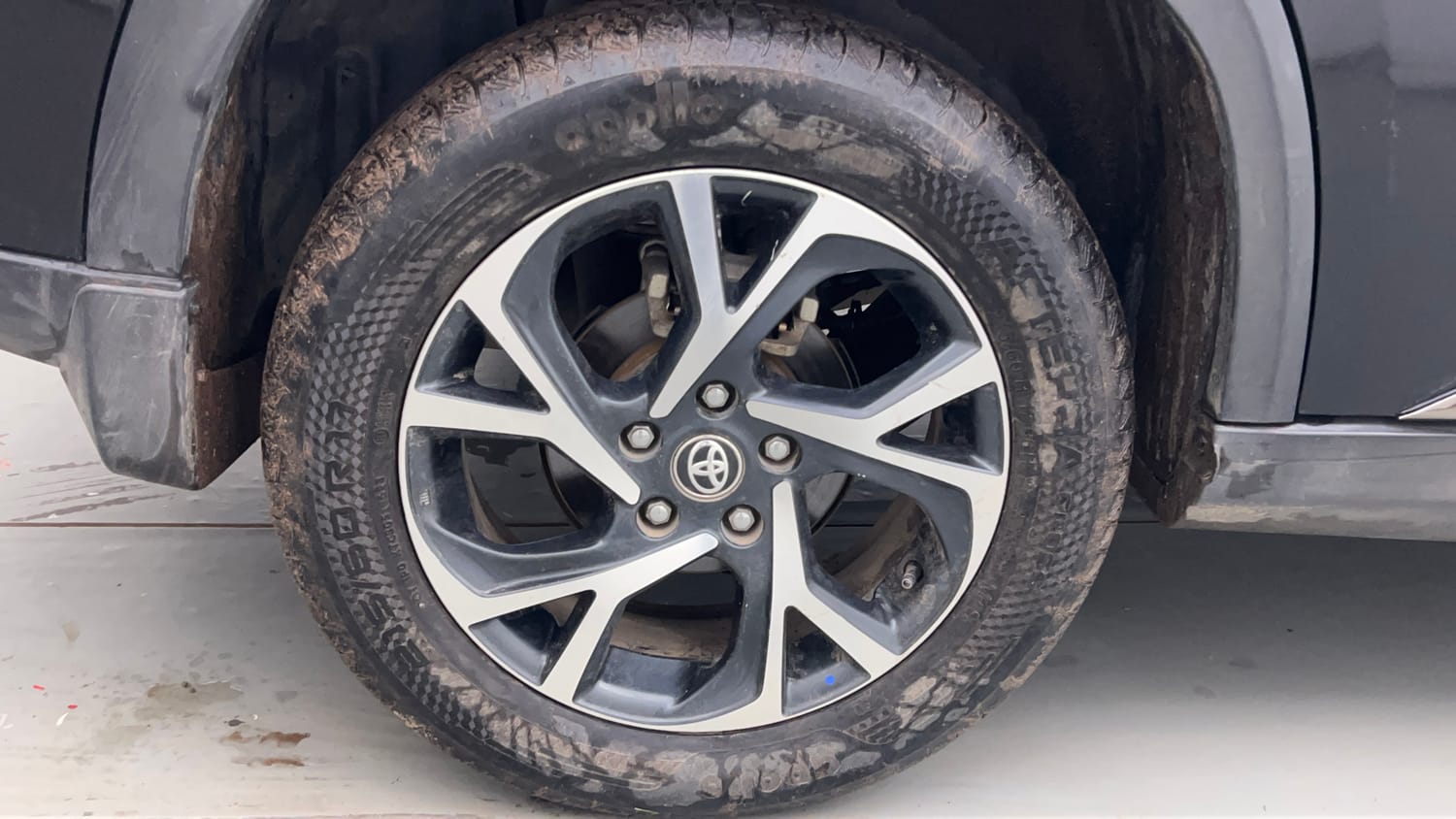 Used 2024 Toyota Urban Cruiser Hyryder G NeoDrive Petrol Manual tyres RIGHT REAR TYRE RIM VIEW
