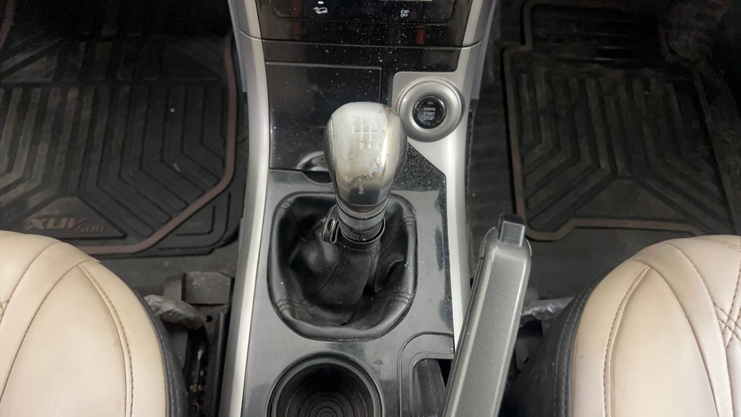 Used 2019 Mahindra XUV500 W9 Diesel Manual interior GEAR  KNOB VIEW