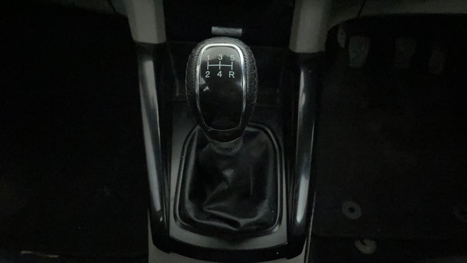 Used 2013 Ford EcoSport Titanium 1.5 Ti-VCT Petrol Manual interior GEAR  KNOB VIEW