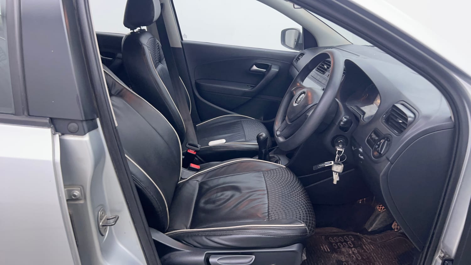 Used 2015 Volkswagen Polo Comfortline 1.2L (P) Petrol Manual interior RIGHT SIDE FRONT DOOR CABIN VIEW