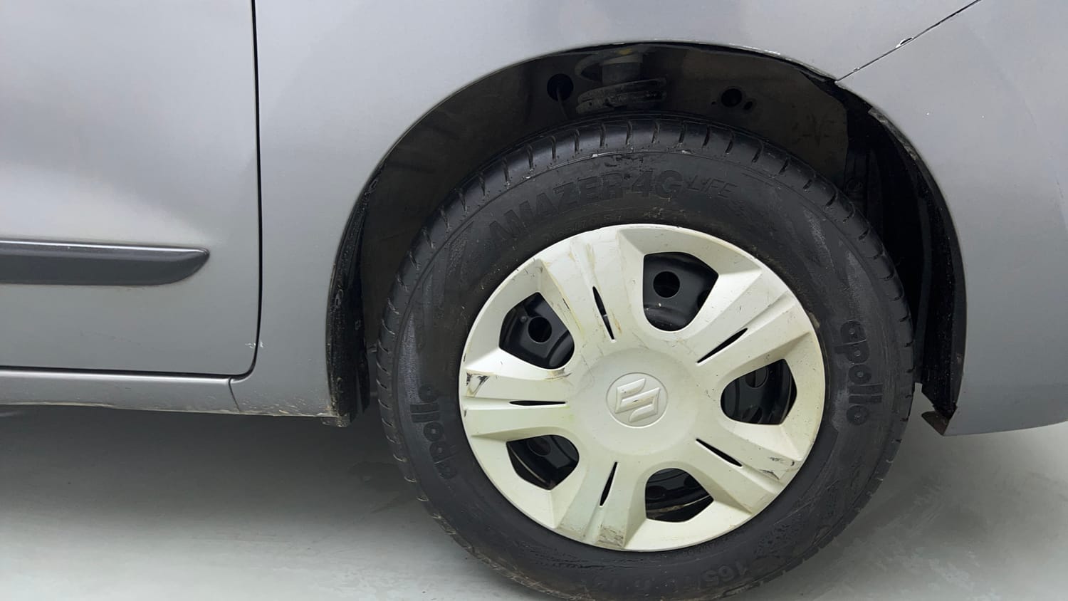 Used 2016 Maruti Suzuki Wagon R VXI Petrol Manual tyres RIGHT FRONT TYRE RIM VIEW