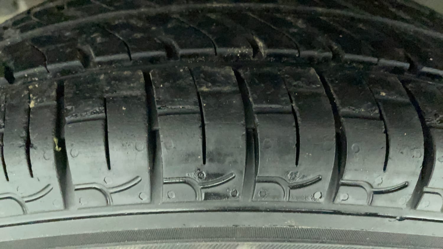 Used 2017 Renault Kwid 1.0 RXT Petrol Manual tyres LEFT FRONT TYRE TREAD VIEW