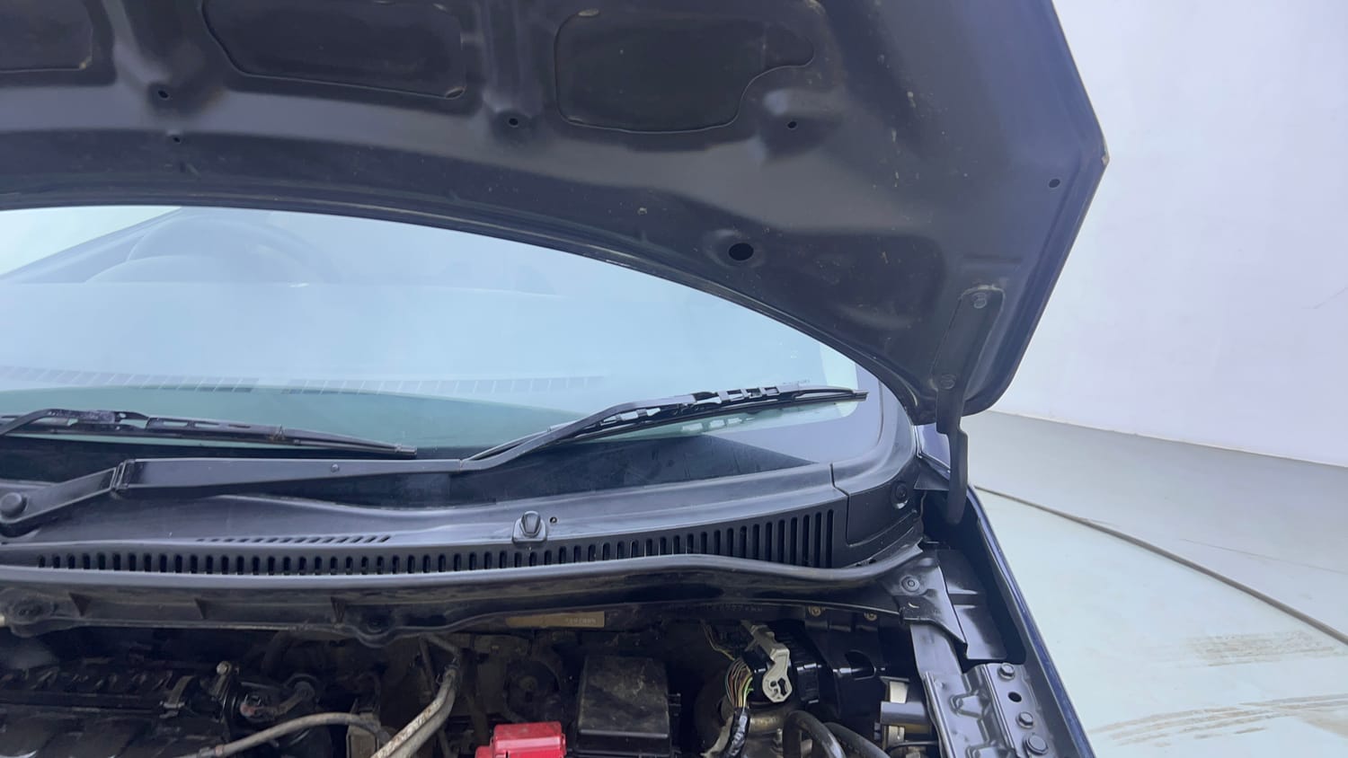 Used 2017 Maruti Suzuki Wagon R LXI CNG Cng Manual engine ENGINE LEFT SIDE HINGE & APRON VIEW