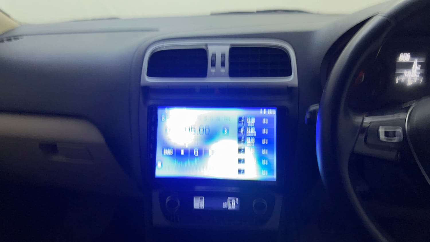 Used 2016 Volkswagen Polo Highline1.2L (P) Petrol Manual top_features Touch screen infotainment system