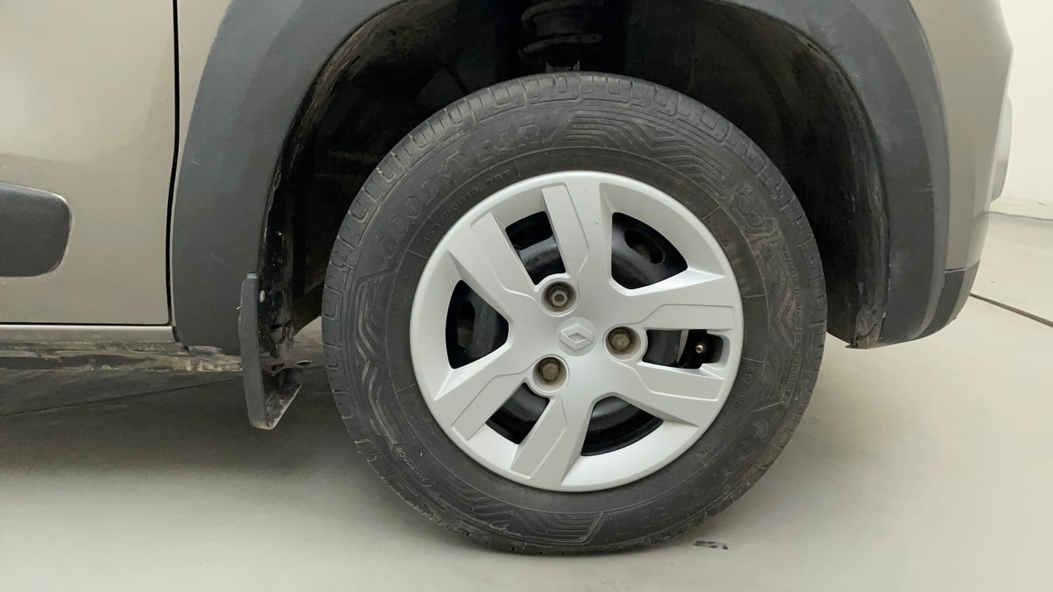 Used 2016 Renault Kwid RXT Petrol Manual tyres RIGHT FRONT TYRE RIM VIEW