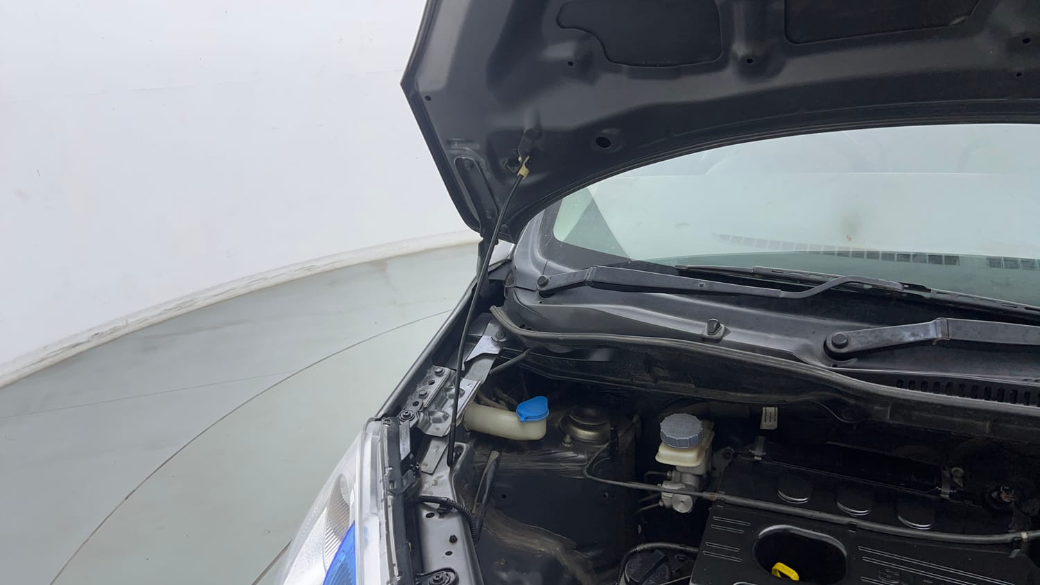 Used 2016 Maruti Suzuki Wagon R VXI Petrol Manual engine ENGINE RIGHT SIDE HINGE & APRON VIEW