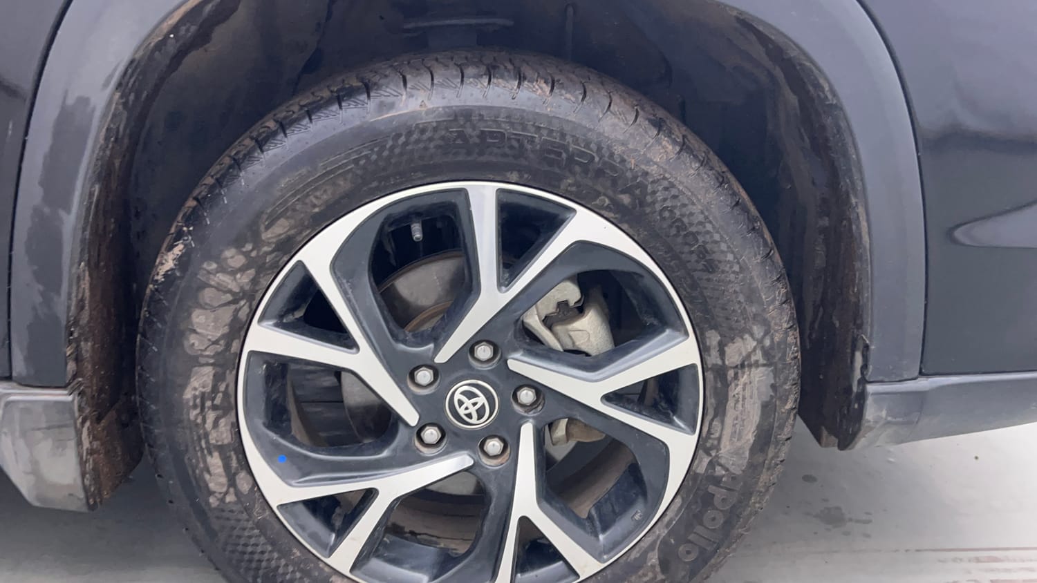 Used 2024 Toyota Urban Cruiser Hyryder G NeoDrive Petrol Manual tyres RIGHT FRONT TYRE RIM VIEW