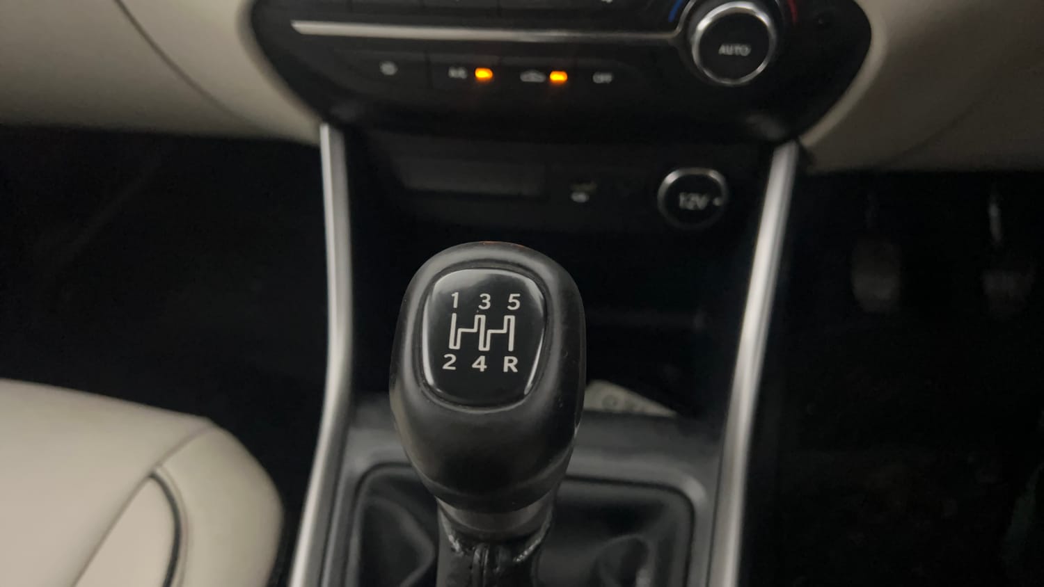 Used 2022 Tata Altroz XZ Plus Diesel Diesel Manual interior GEAR  KNOB VIEW