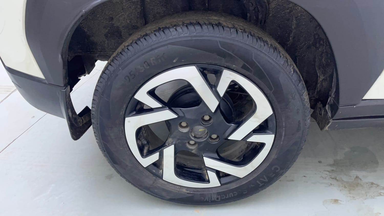 Used 2021 Nissan Magnite XV Dual Tone Petrol Manual tyres RIGHT REAR TYRE RIM VIEW