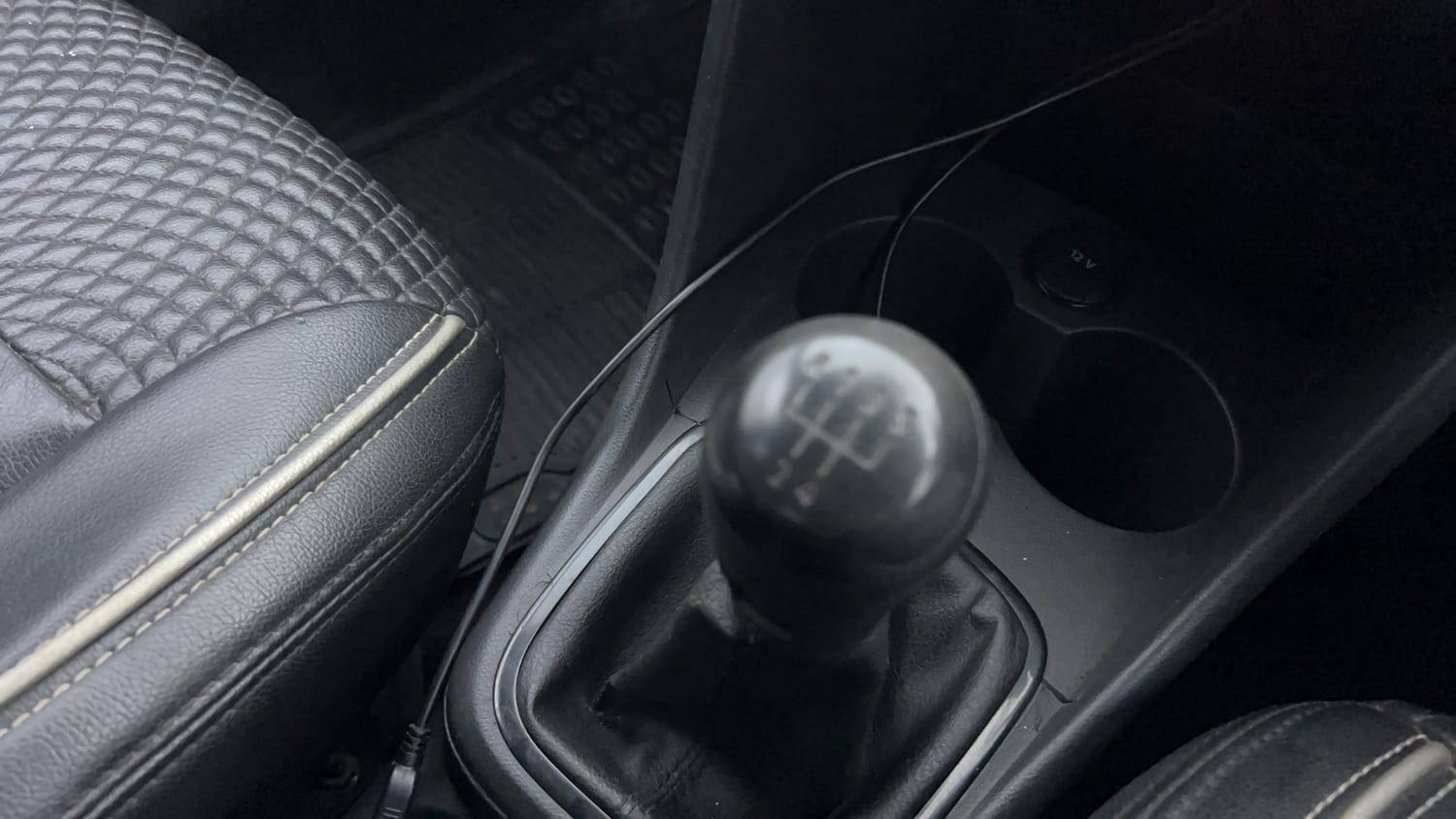 Used 2015 Volkswagen Polo Comfortline 1.2L (P) Petrol Manual interior GEAR  KNOB VIEW