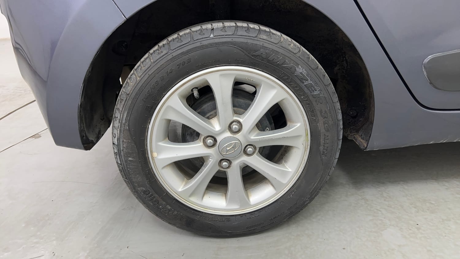 Used 2014 Hyundai Grand i10 Asta AT 1.2 Kappa VTVT Petrol Automatic tyres RIGHT REAR TYRE RIM VIEW