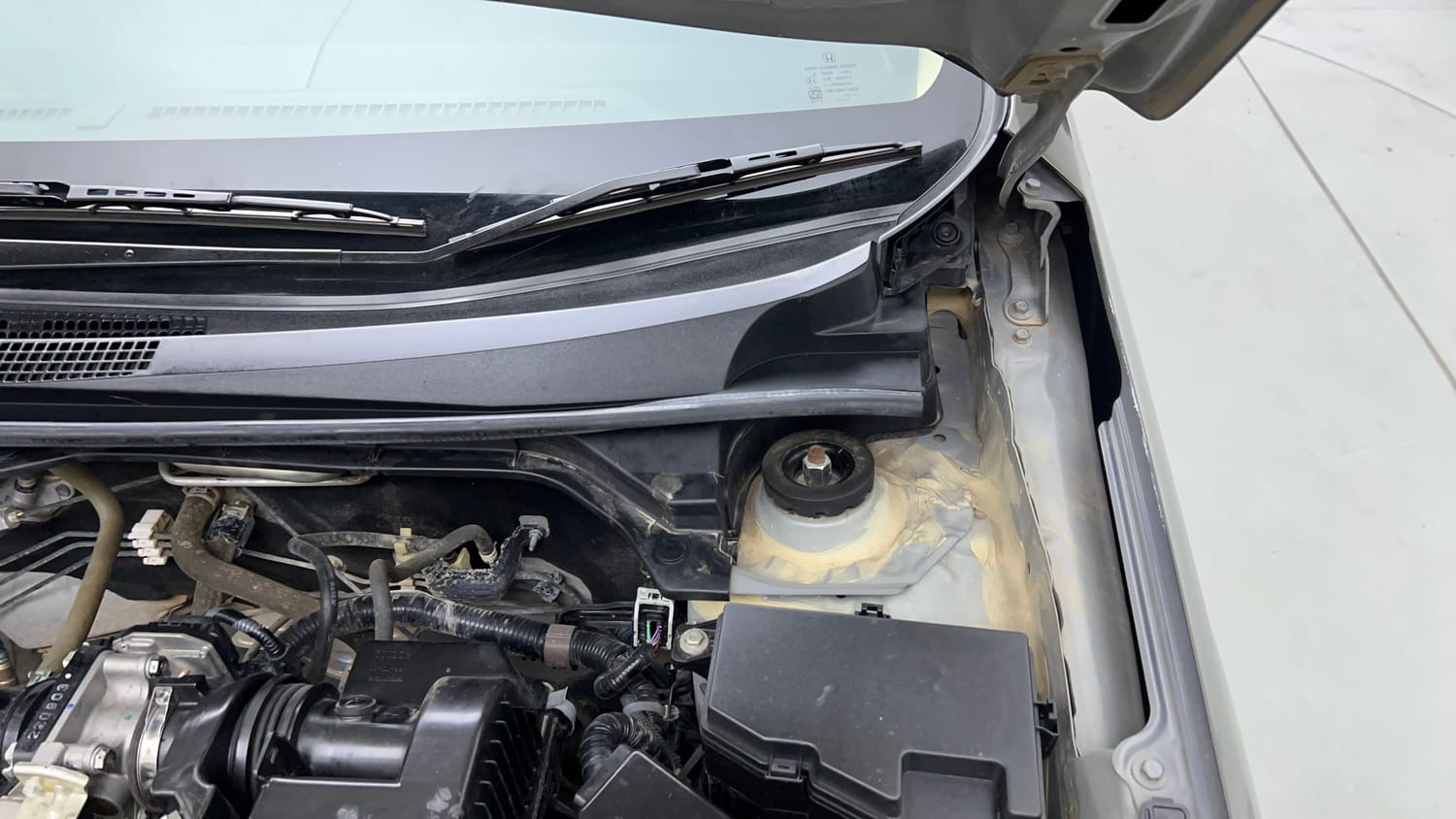 Used 2022 Honda Amaze S MT 1.2 Petrol Petrol Manual engine ENGINE LEFT SIDE HINGE & APRON VIEW