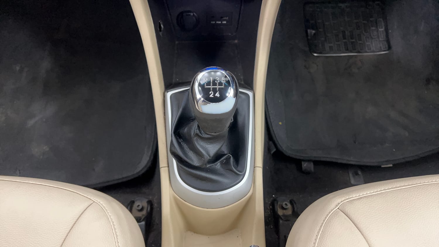 Used 2013 Hyundai Verna Fluidic 1.6 VTVT SX Opt Petrol Manual interior GEAR  KNOB VIEW