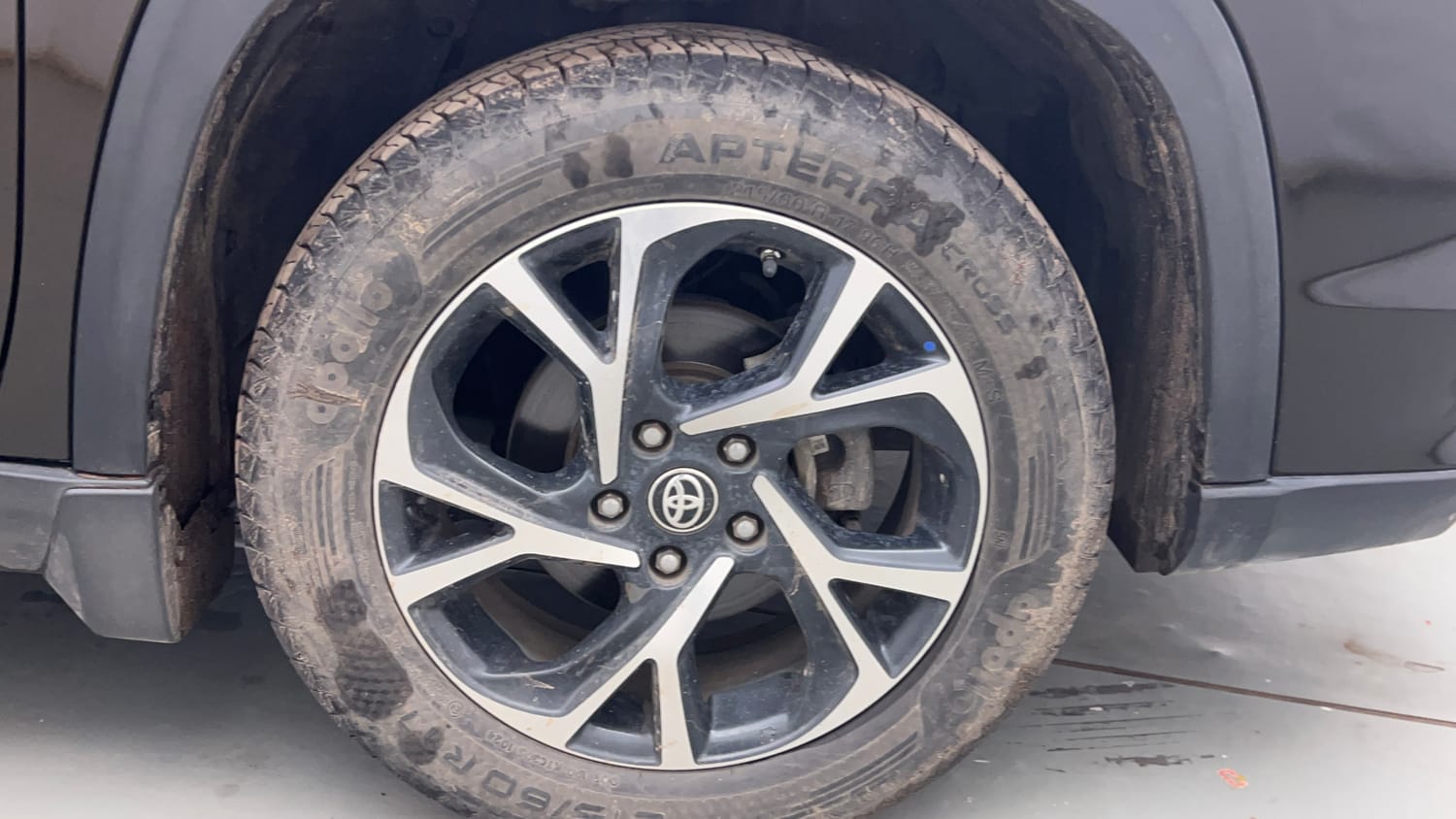 Used 2024 Toyota Urban Cruiser Hyryder V Hybrid Hybrid Automatic tyres RIGHT FRONT TYRE RIM VIEW