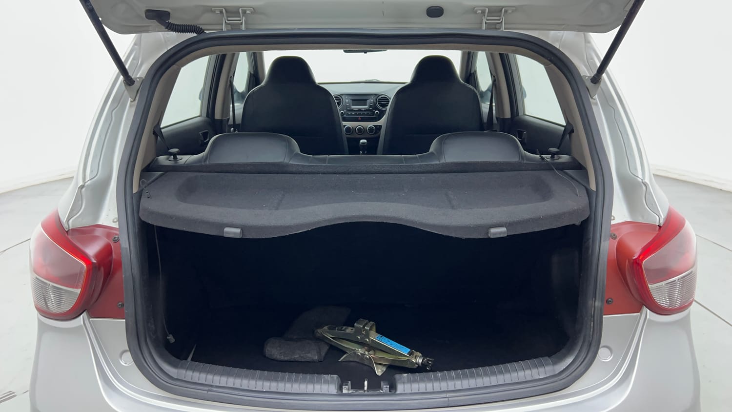 Used 2018 Hyundai Grand i10 Magna 1.2 Kappa VTVT Petrol Manual interior DICKY INSIDE VIEW
