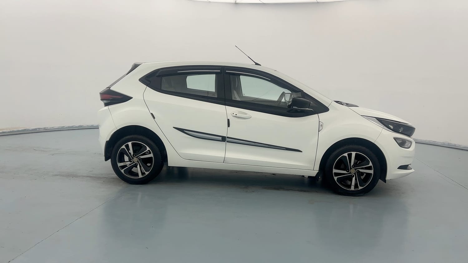Used 2022 Tata Altroz XZ Plus Diesel Diesel Manual exterior RIGHT SIDE VIEW