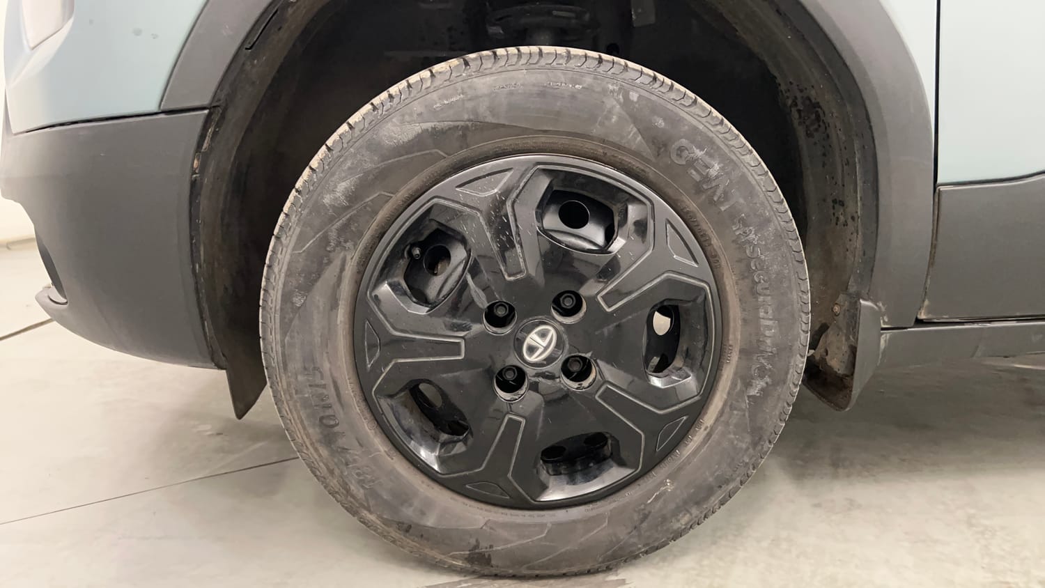 Used 2022 Tata Punch Adventure Rhythm Pack MT Petrol Manual tyres LEFT FRONT TYRE RIM VIEW