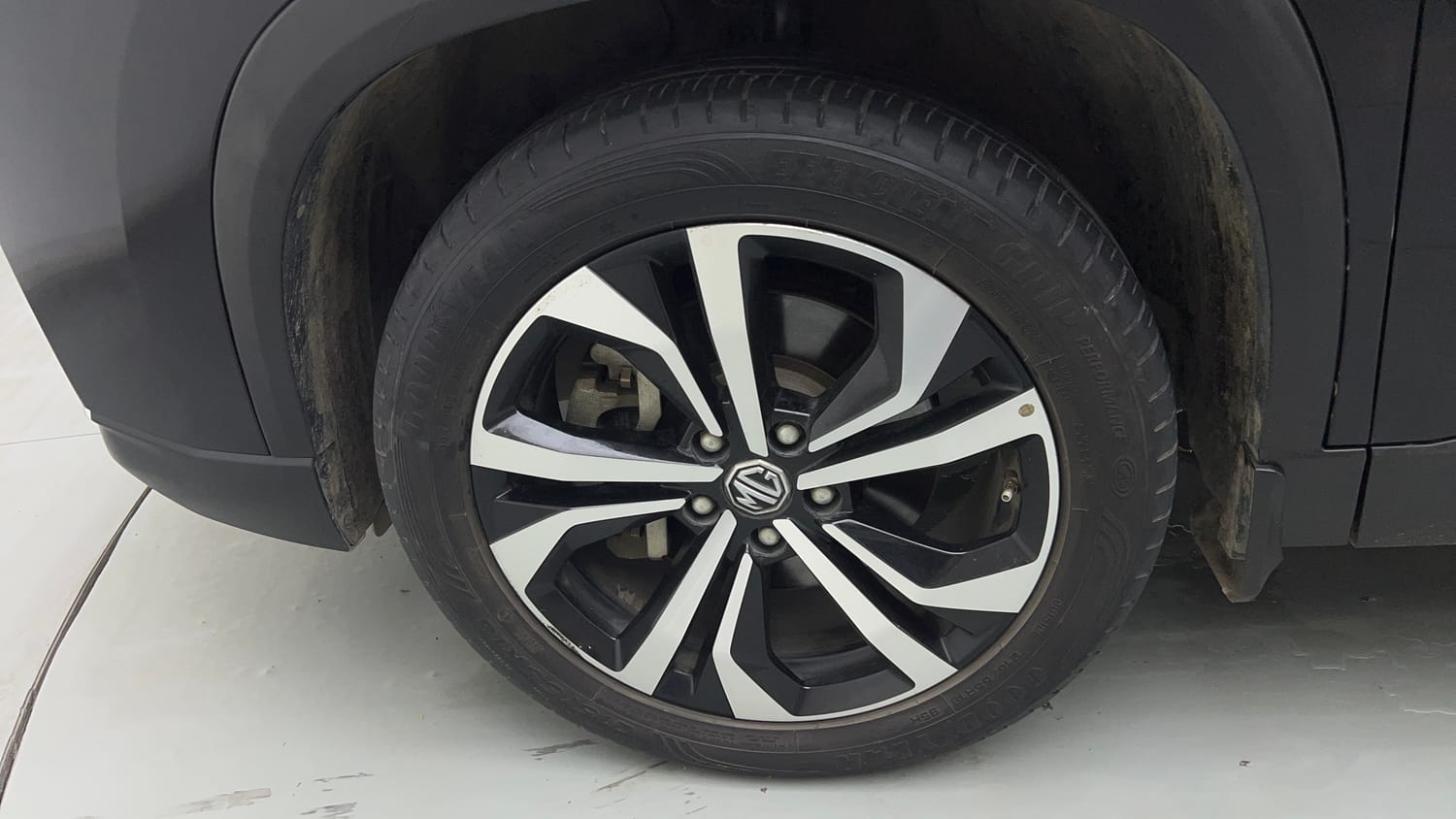 Used 2023 MG Motors Hector Plus Savvy Pro 1.5 Turbo Petrol CVT 6 STR Petrol Automatic tyres LEFT FRONT TYRE RIM VIEW