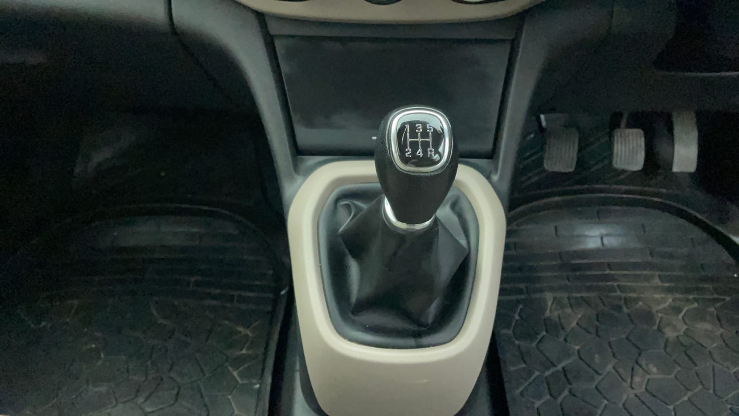 Used 2016 Hyundai Xcent S 1.2 Petrol Manual interior GEAR  KNOB VIEW