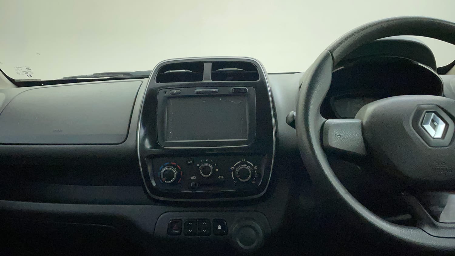 Used 2016 Renault Kwid RXT Petrol Manual interior MUSIC SYSTEM & AC CONTROL VIEW