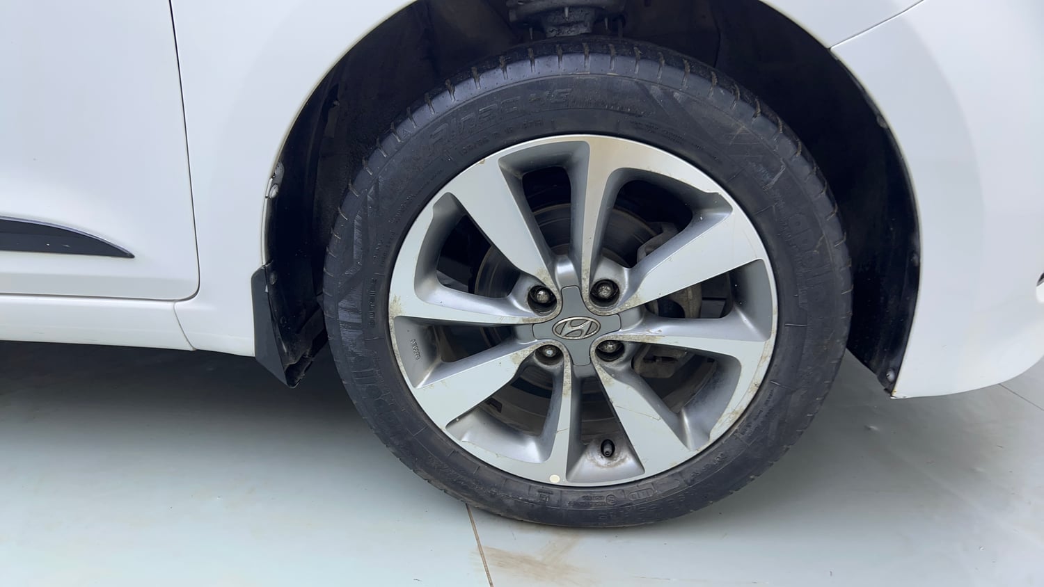 Used 2015 Hyundai Elite i20 Asta 1.2 Petrol Manual tyres RIGHT FRONT TYRE RIM VIEW
