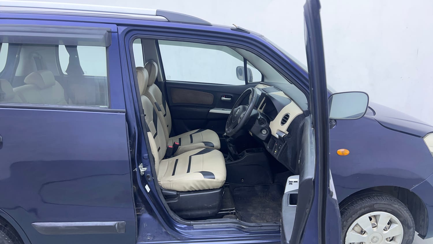 Used 2017 Maruti Suzuki Wagon R LXI CNG Cng Manual interior RIGHT SIDE FRONT DOOR CABIN VIEW