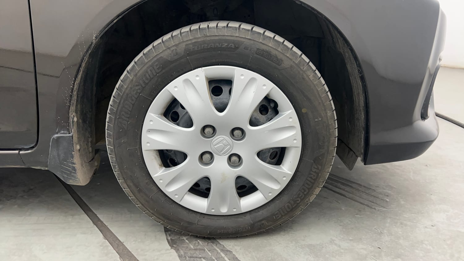 Used 2017 Honda Amaze 1.2 SX i-VTEC Petrol Manual tyres RIGHT FRONT TYRE RIM VIEW