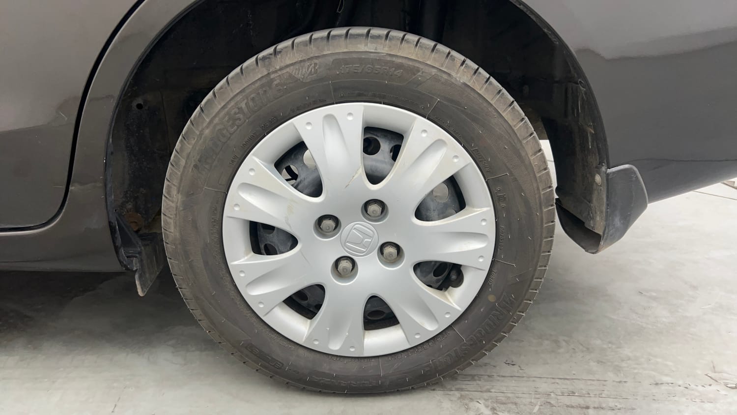 Used 2017 Honda Amaze 1.2 SX i-VTEC Petrol Manual tyres LEFT REAR TYRE RIM VIEW