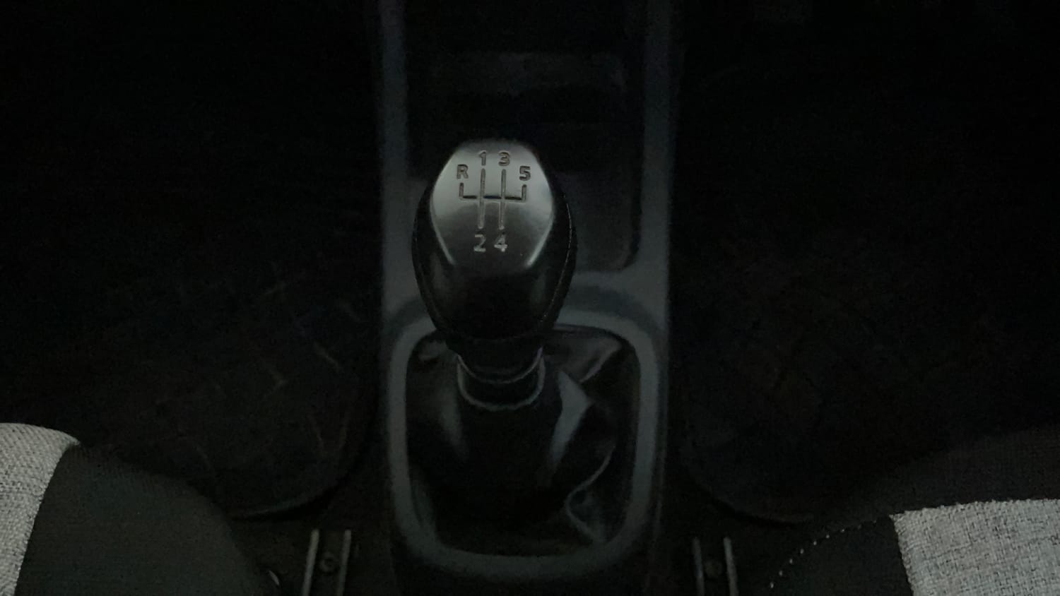 Used 2016 Renault Kwid RXT Petrol Manual interior GEAR  KNOB VIEW