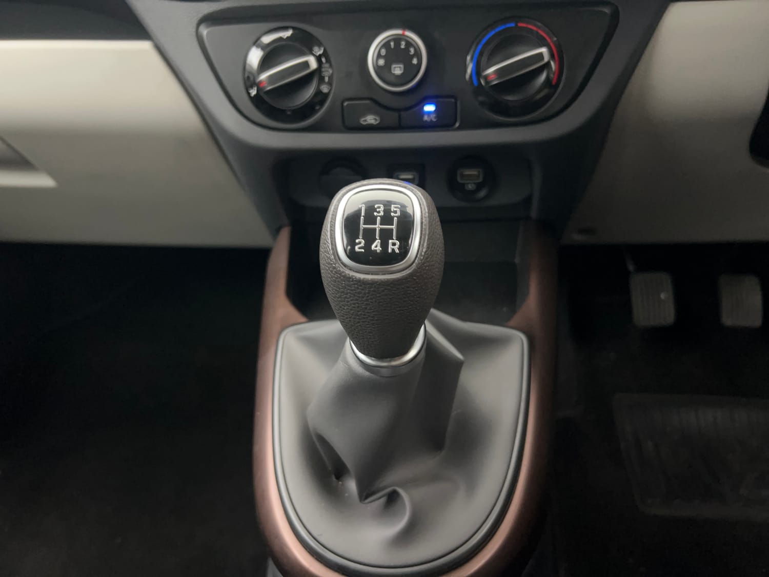 Used 2022 Hyundai Aura SX 1.2 Petrol Petrol Manual interior GEAR  KNOB VIEW
