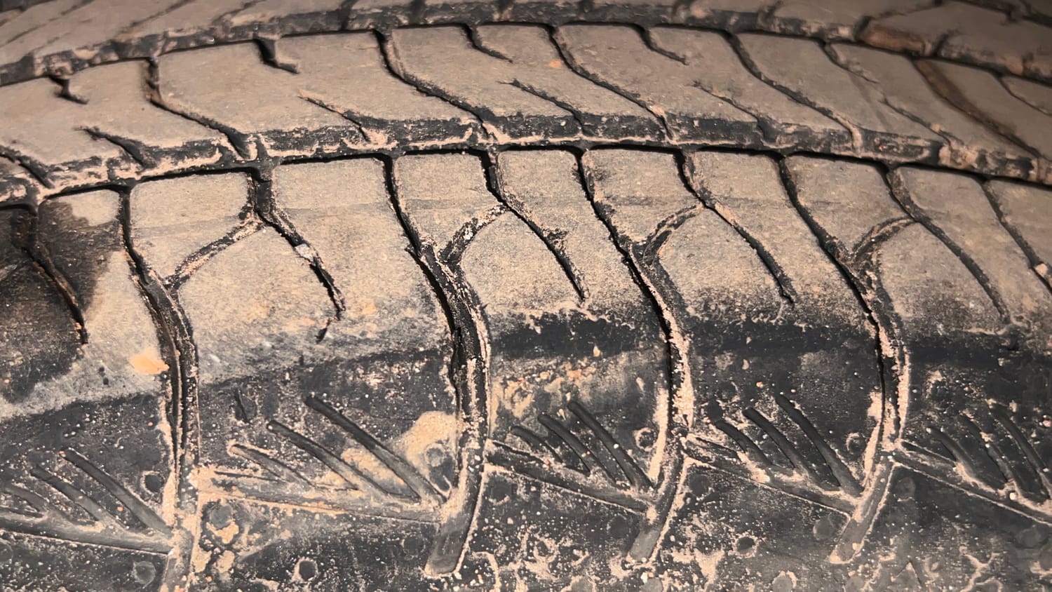 Used 2024 Toyota Urban Cruiser Hyryder V Hybrid Hybrid Automatic tyres LEFT FRONT TYRE TREAD VIEW