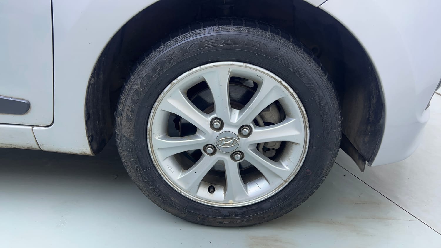 Used 2014 Hyundai Grand i10 Asta AT 1.2 Kappa VTVT Petrol Automatic tyres RIGHT FRONT TYRE RIM VIEW