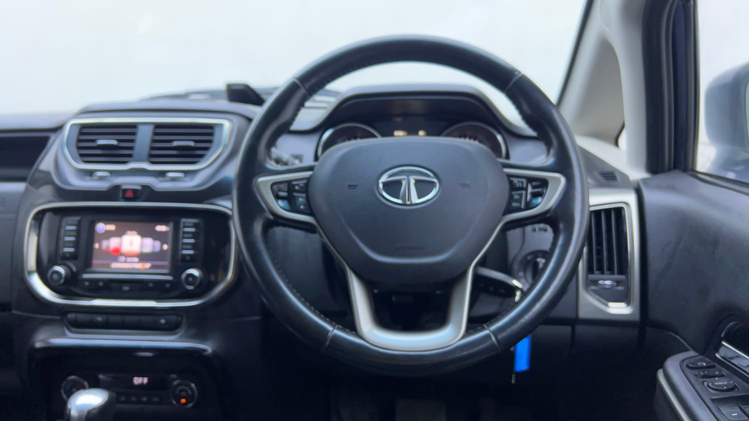 Used 2017 Tata Hexa XTA 4x2 7 STR Diesel Automatic interior STEERING VIEW