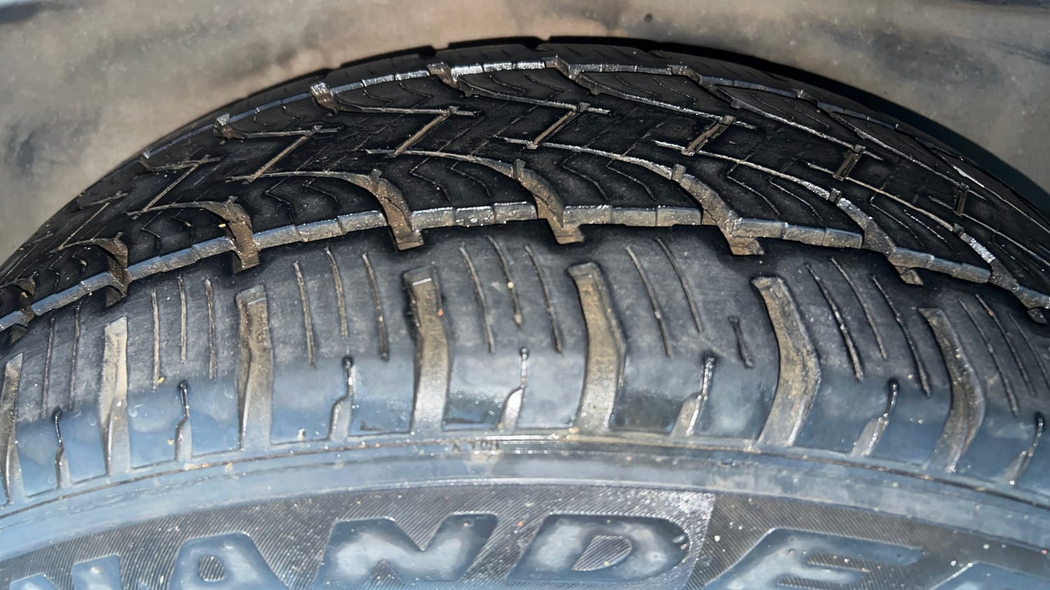 Used 2017 Tata Hexa XTA 4x2 7 STR Diesel Automatic tyres LEFT REAR TYRE TREAD VIEW